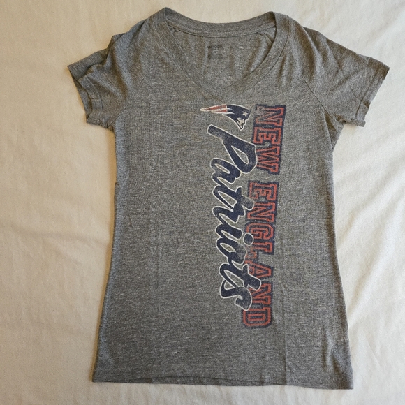New England Patriots NFL Distressed Logo Women's Grey Fitted Nneck Tee - Picture 1 of 9